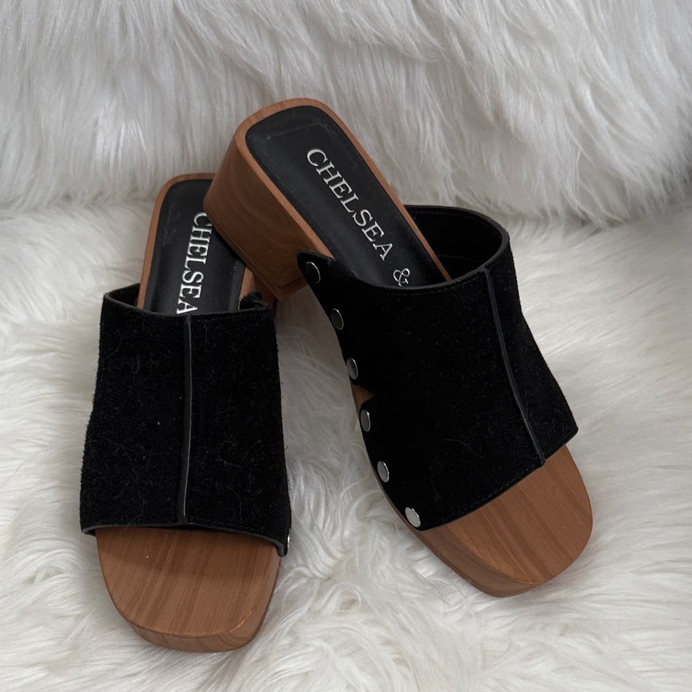 Chelsea & Violet Black Slide Sandals